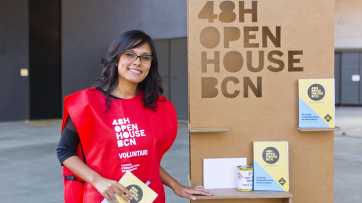 Una voluntaria de la edición precedente del 48h Open House de Barcelona.