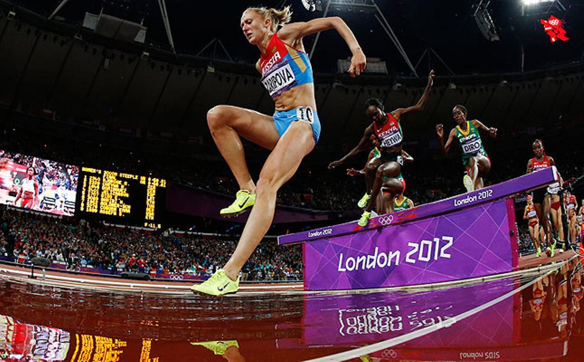 En cabeza, la rusa Yuliya Zaripova después del salto en la prueba de los 3.000 metros obstáculos, donde ganó la medalla de oro.