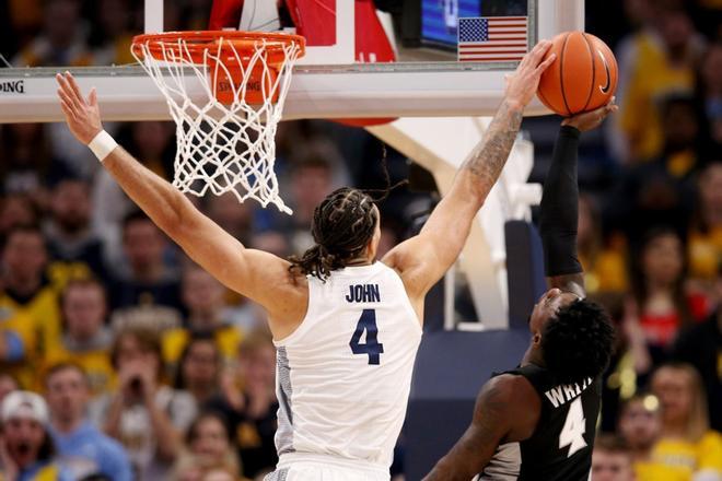 Theo John # 4 de la Marquette Golden Eagles tapona un intento de tiro de Maliek White # 4 de los Frailes de Providence en la primera mitad en el Fiserv Forum.