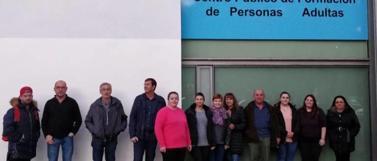 Una representación de los alumnos afectados por la falta de un docente de Valenciano en El Manantial.