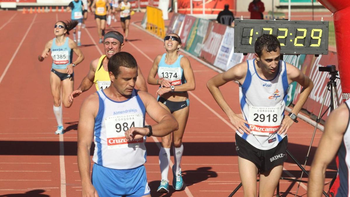 Loli Jiménez (dorsal 1374) entra en El Fontanar como ganadora en 2011 con Inma Cantero (dorsal 1385) a su estela.