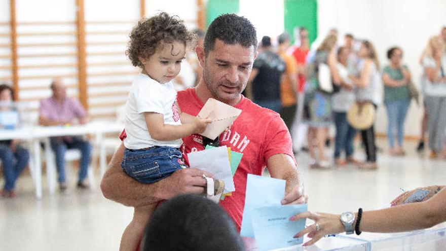 Un padre con su hija en un colegio electoral de Fuerteventura.