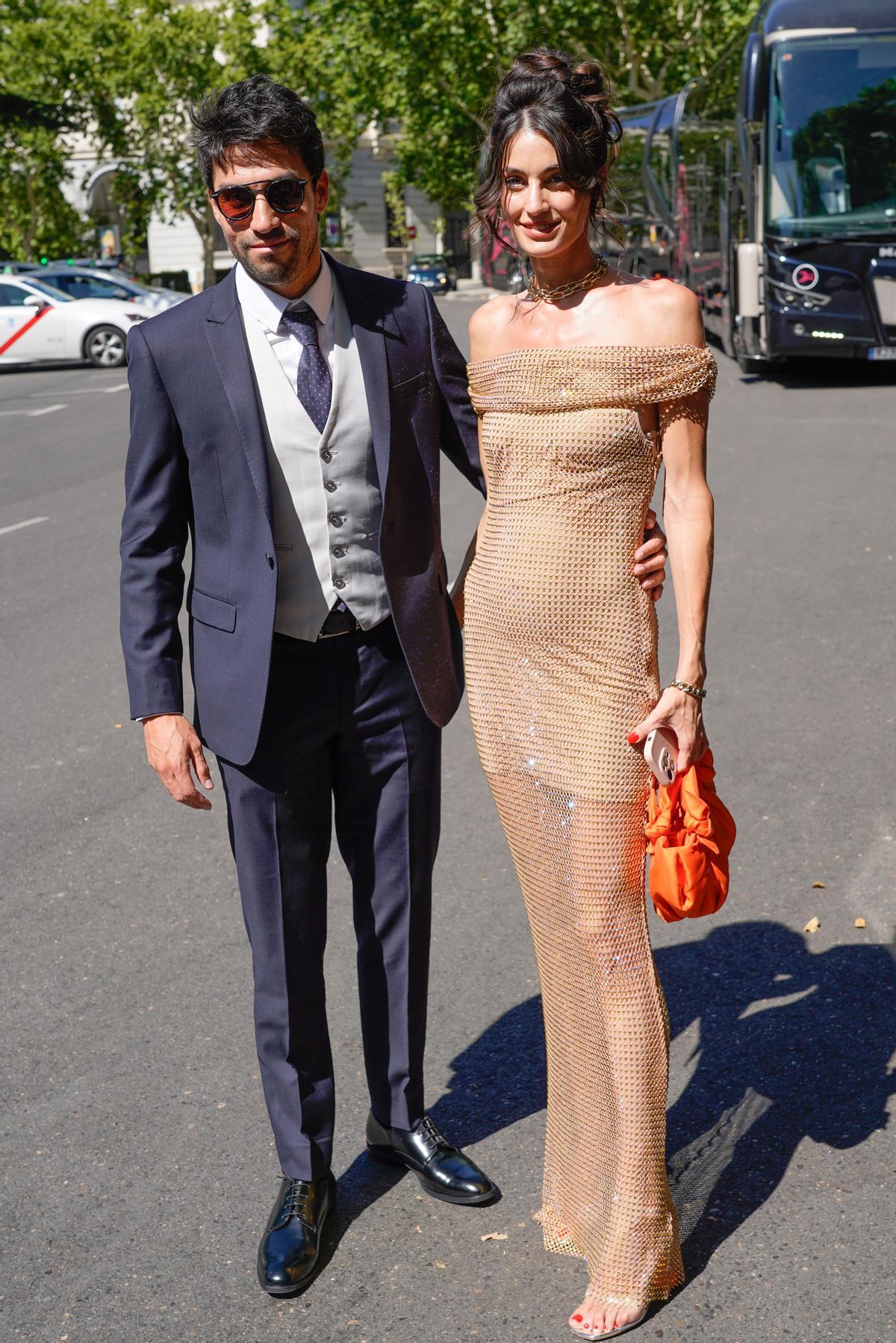 Numerosos invitados salen del hotel Ritz para acudir a la boda de Tamara Falcó e Iñigo Onieva en el palacio El Rincón a 8 de Julio de 2023 en Madrid