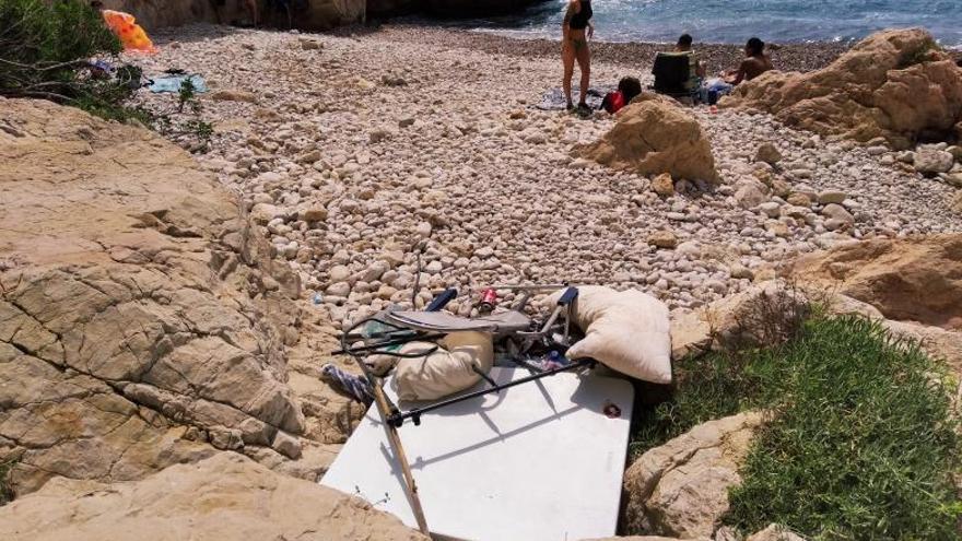 Fogatas y neveras  rotas ensucian la cala de Els Testos de Benitatxell