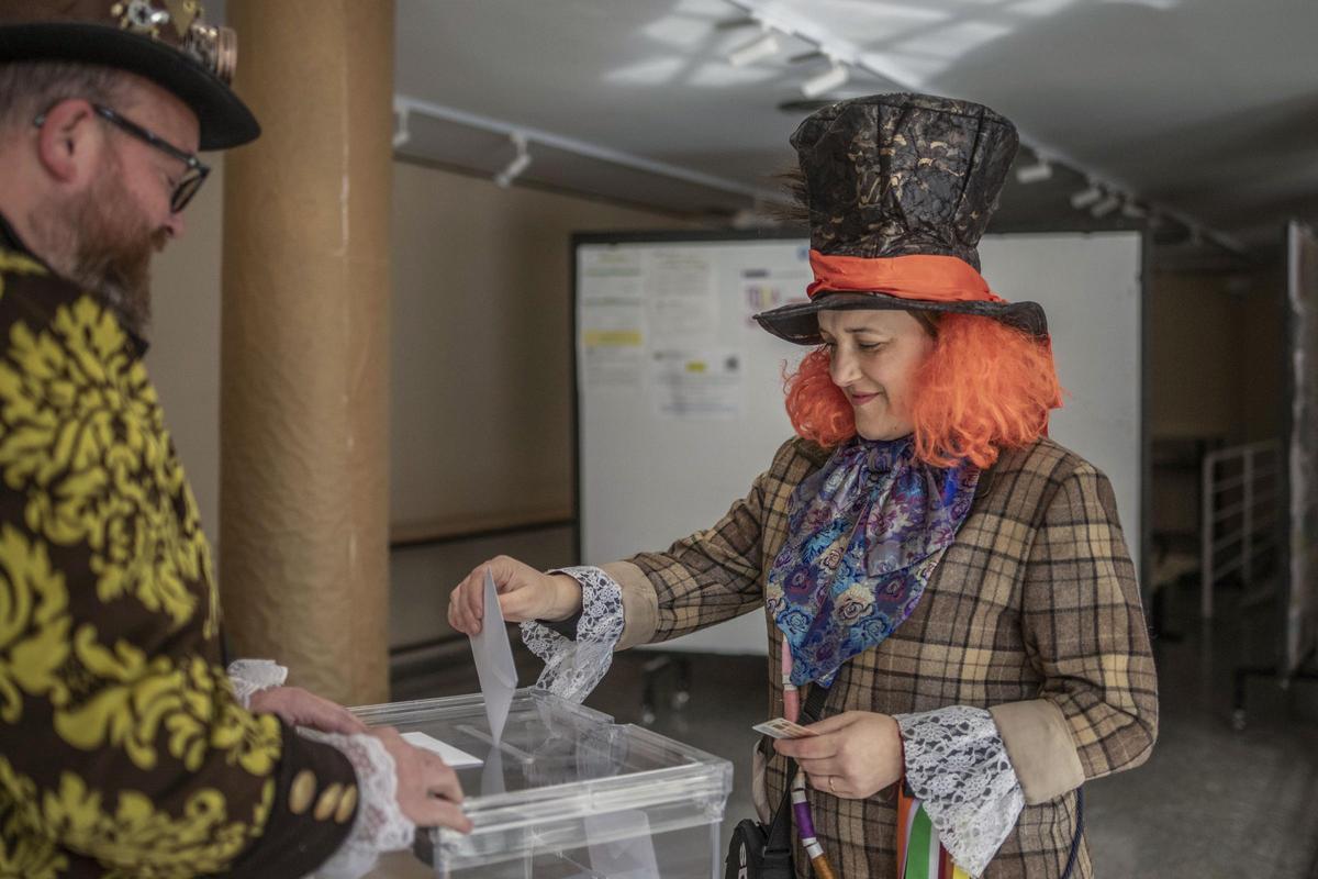 Una mujer vestida de Sombrerero Loco vota en Xinzo
