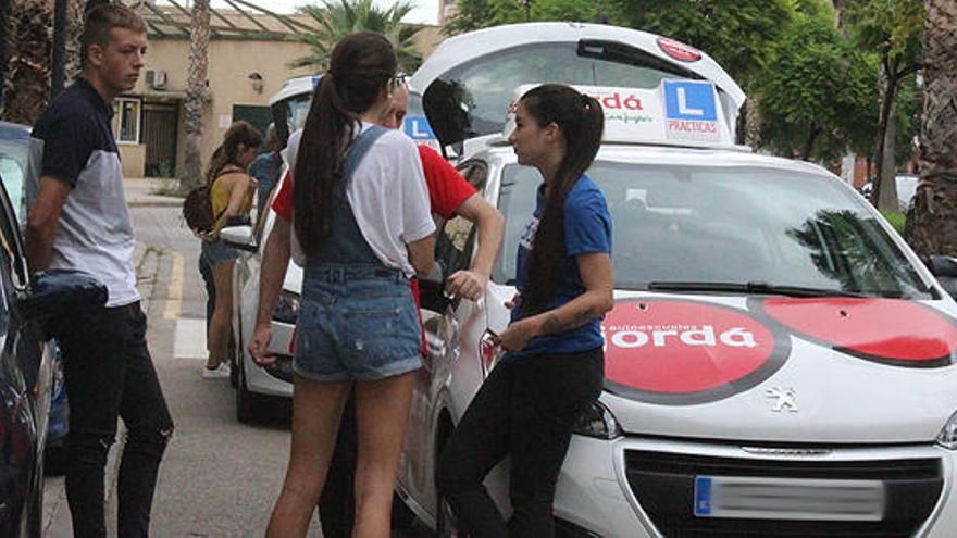 Aspirantes antes de un examen del carnet de conducir.