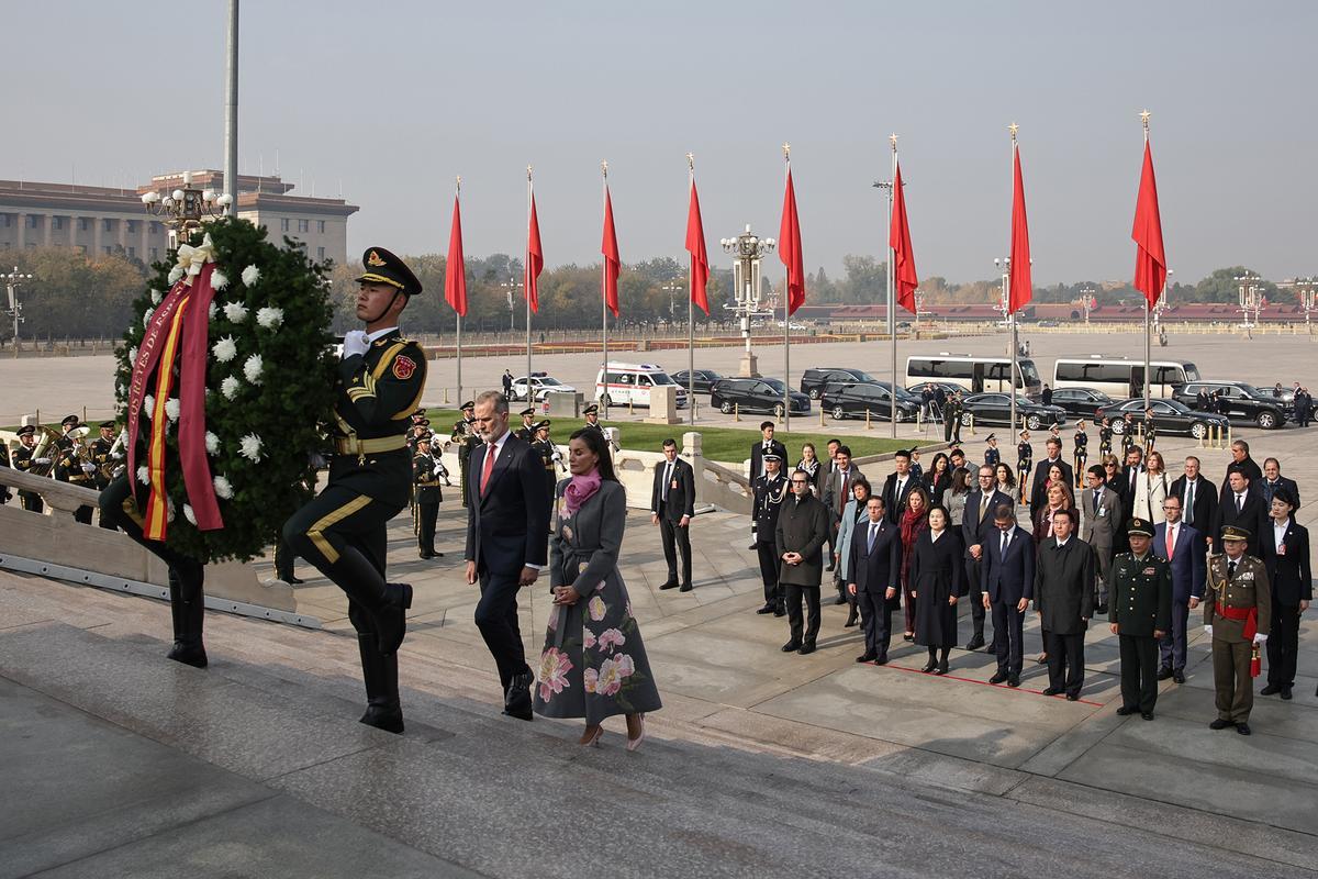 Los reyes Felipe y Letizia participan en una ofrenda floral en Pekín