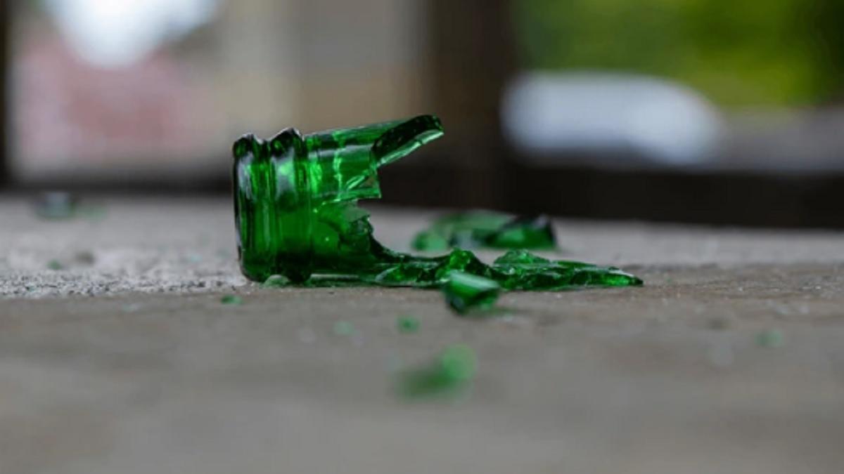 Restos de botellas en el suelo (archivo).