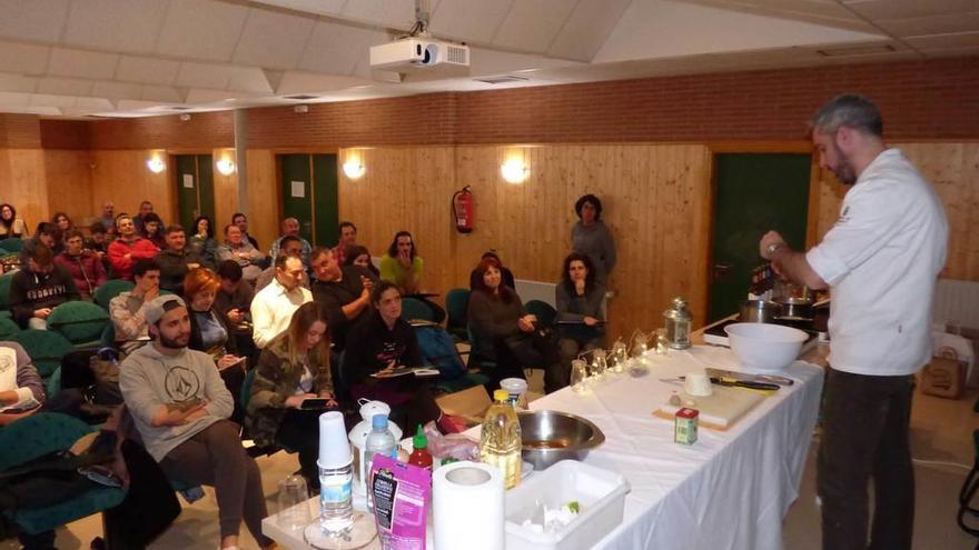 Rubén Díaz, durante su demostración de cocina con castañas en la Escuela de Selvicultura de Tineo.