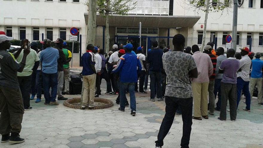 Senegaleses concentrados ante la Policía Local de Benalmádena.