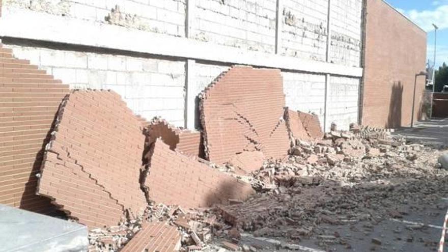 El revestimiento del muro, desplomado ayer en Torrellano.
