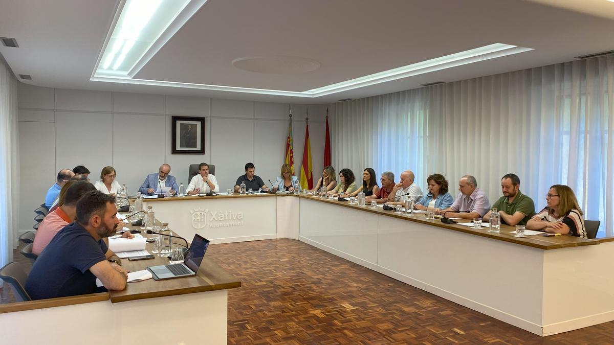 Pleno municipal de Xàtiva que aprobó el traspaso, ayer jueves.