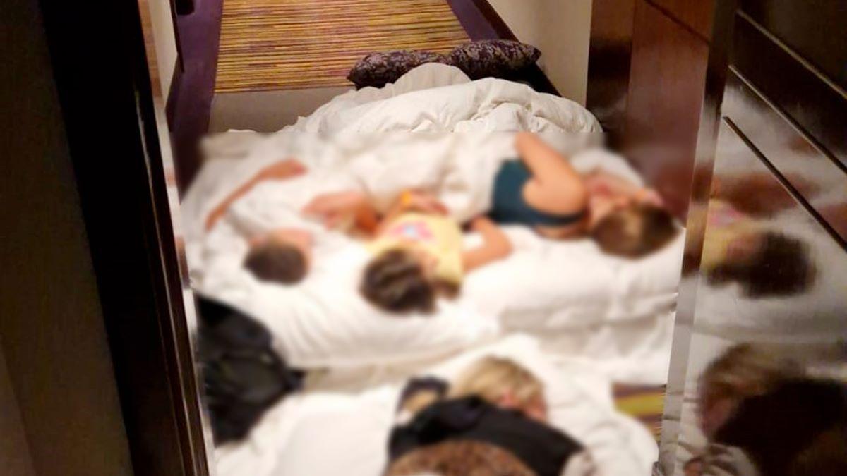 Así pasan la noche los vigueses atrapados en Dubái.