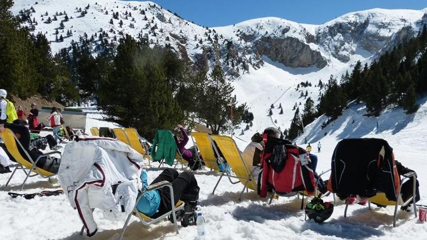 Esquiadors a Masella, parant el sol aquests dies de Setmana Santa · Masella