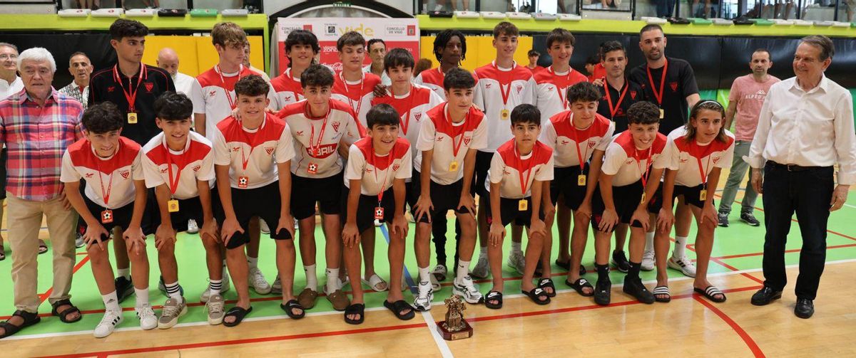 El Santa Mariña sub 8 posa
con su trofeo.