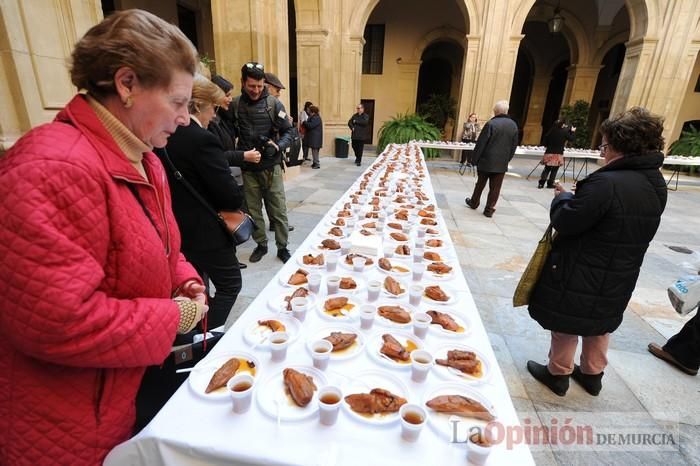 Reparto de boniatos en el Palacio Episcopal por San Fulgencio