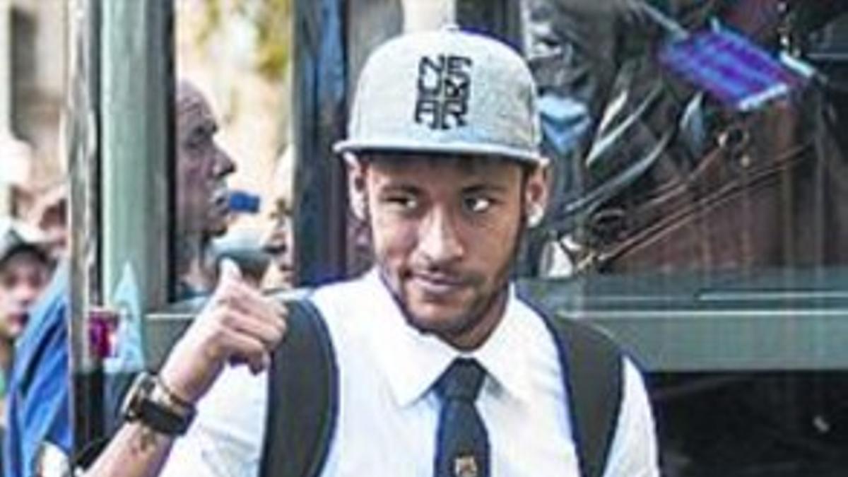 Neymar, a su llegada, ayer.