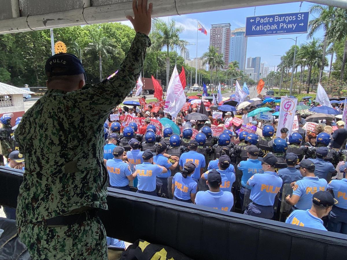 Marcos Jr. recibe una "reprimenda" en elecciones filipinas por su disputa con los Duterte