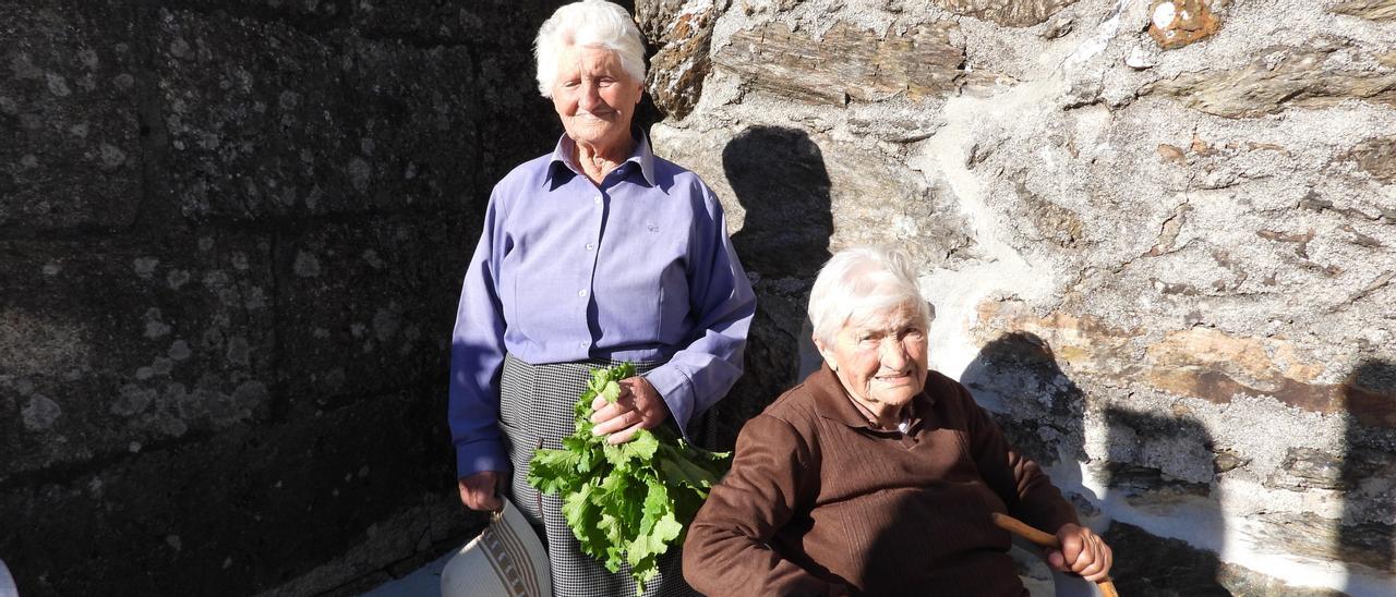 Dorinda (de pie) y Dolores Barros Rivas, hermanas de 98 y 102 años, en su casa de Beariz. // FERNANDO CASANOVA