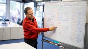 El cofundador y consejero delegado de Ocean Ecostructures, Ignasi Ferrer, muestra la pizarra donde monitorizan los dispositivos instalados en el mar para recuperar la biodiversidad marina, en el BlueTechPort.