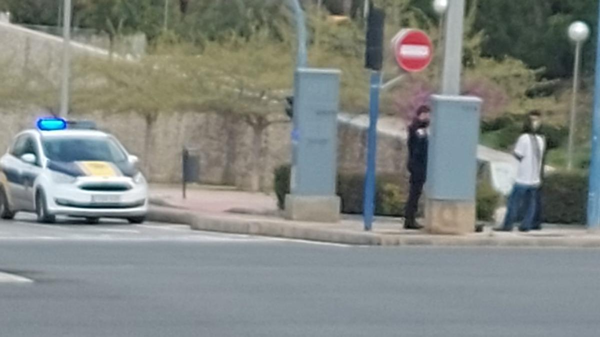 Un supuesta intervención policial con una personas que hacía malabares en un semáforo de Alicante, en una imagen facilitada por el PSOE