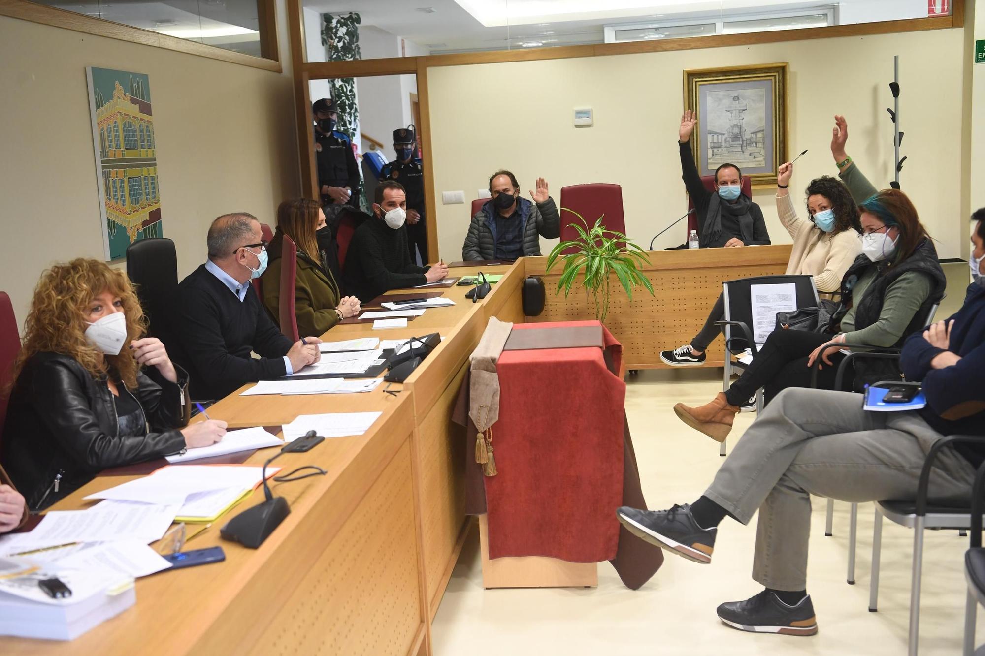 El alcalde de Carral veta la propuesta de bajar sueldos al Gobierno local