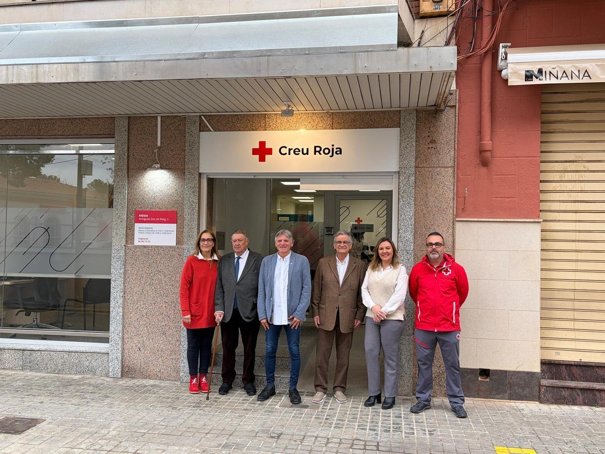 Las concejalas de Aldaia y Alaquàs, con los representantes de Cruz Roja en la nueva sede.