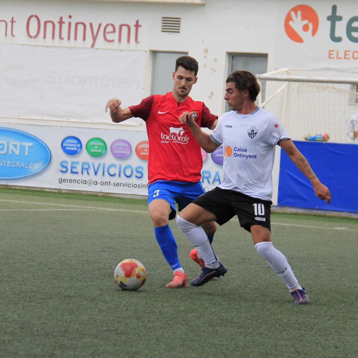 El Ontinyent 1931 en un lance del partido contra el Utiel en el Clariano.