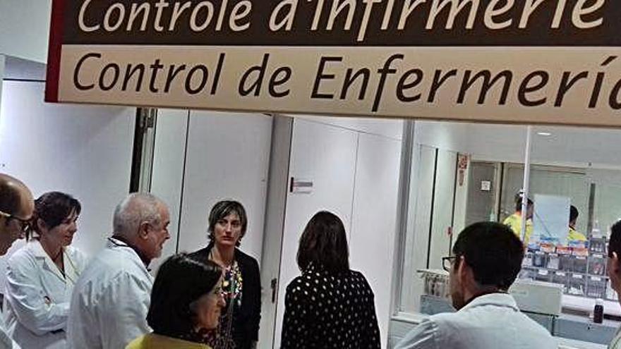 La consellera de Salut, Alba Vergés, amb els responsables de l&#039;hospital durant una visita a Puigcerdà