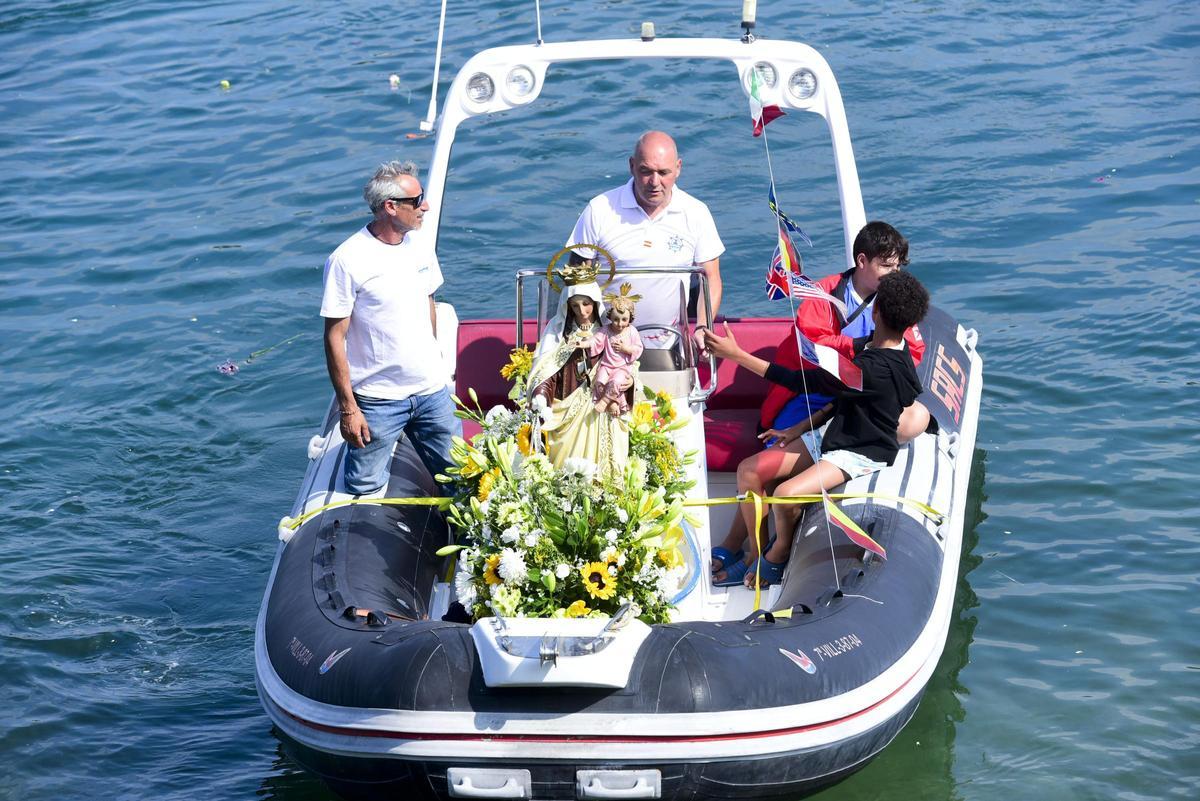 As Xubias muestra su fervor por la Virgen del Carmen en A Coruña
