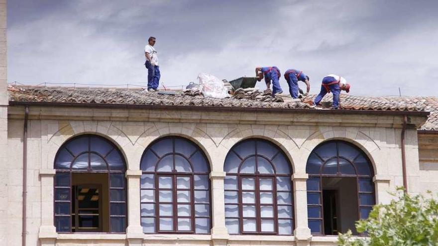 Varios operarios trabajando durante la jornada de ayer.