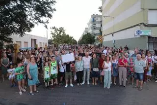 Vecinos del Figueroa se concentran para pedir más seguridad en la calle del atropello de una niña de dos años