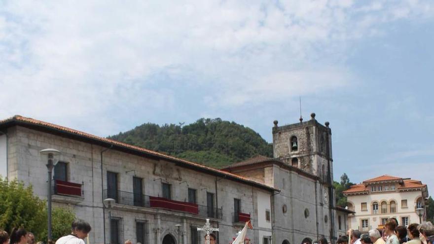 A la izquierda, la procesión deja atrás la Colegiata. Sobre estas líneas, el párroco Francisco Donate durante la bendición. Debajo, los portadores.