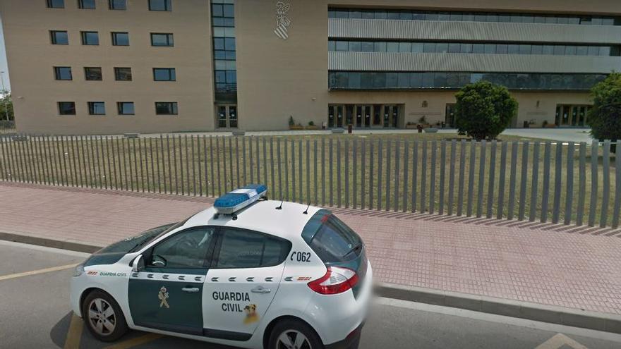 Una patrulla de la Guardia Civil, frente a los juzgados de Castellón.