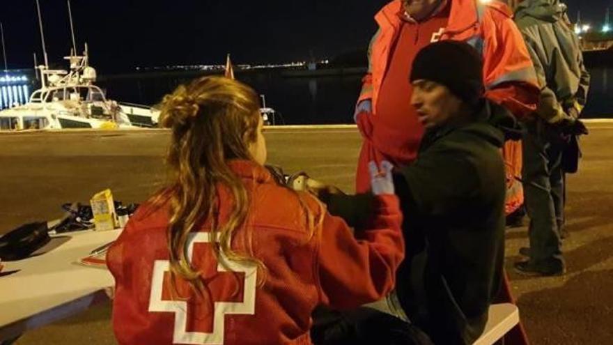 Cruz Roja atendió en Alicante a 26 de los inmigrantes rescatados.