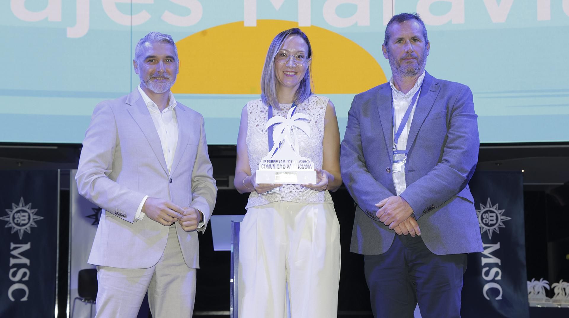 José Manuel Camarero, secretario autonómico de Turismo en la Comunidad Valenciana; Laura Gary y Javier Martí, representantes de Viajes Maravia.