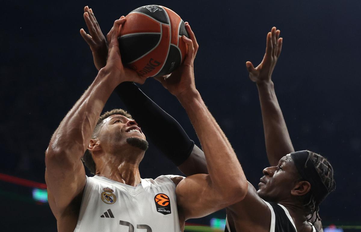 Walter Tavares (L) en acción ante el Partizan.