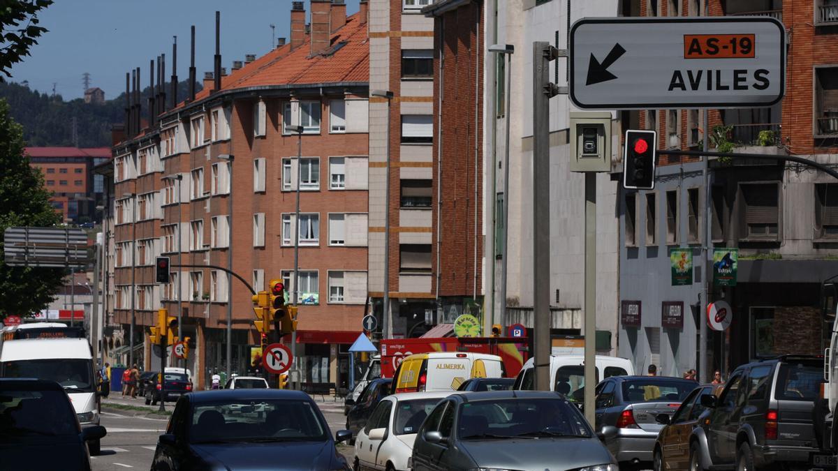 Multado con 200 euros por detener su coche frente un semáforo rojo y arrancar cuando se pone verde: la desconocida sanción que está llegando a los conductores