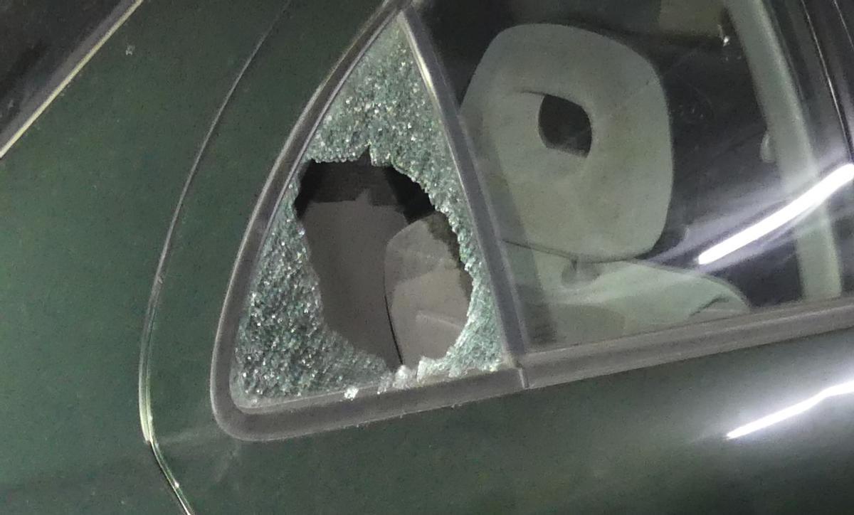 Uno de los coches vandalizados por el presunto autor de una oleada de robos en cuatro garajes comunitarios de Alcantarilla
