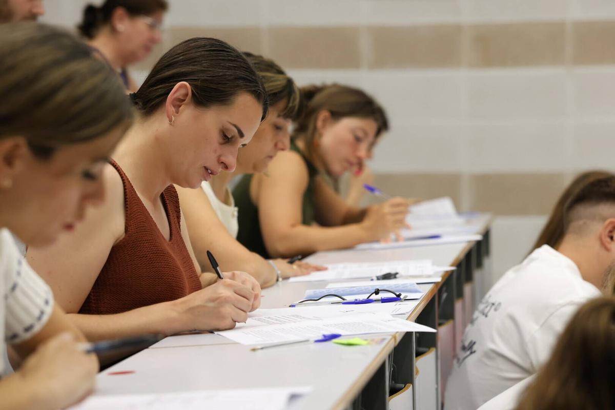 Más de 2.400 aspirantes a maestro se examinan en Córdoba