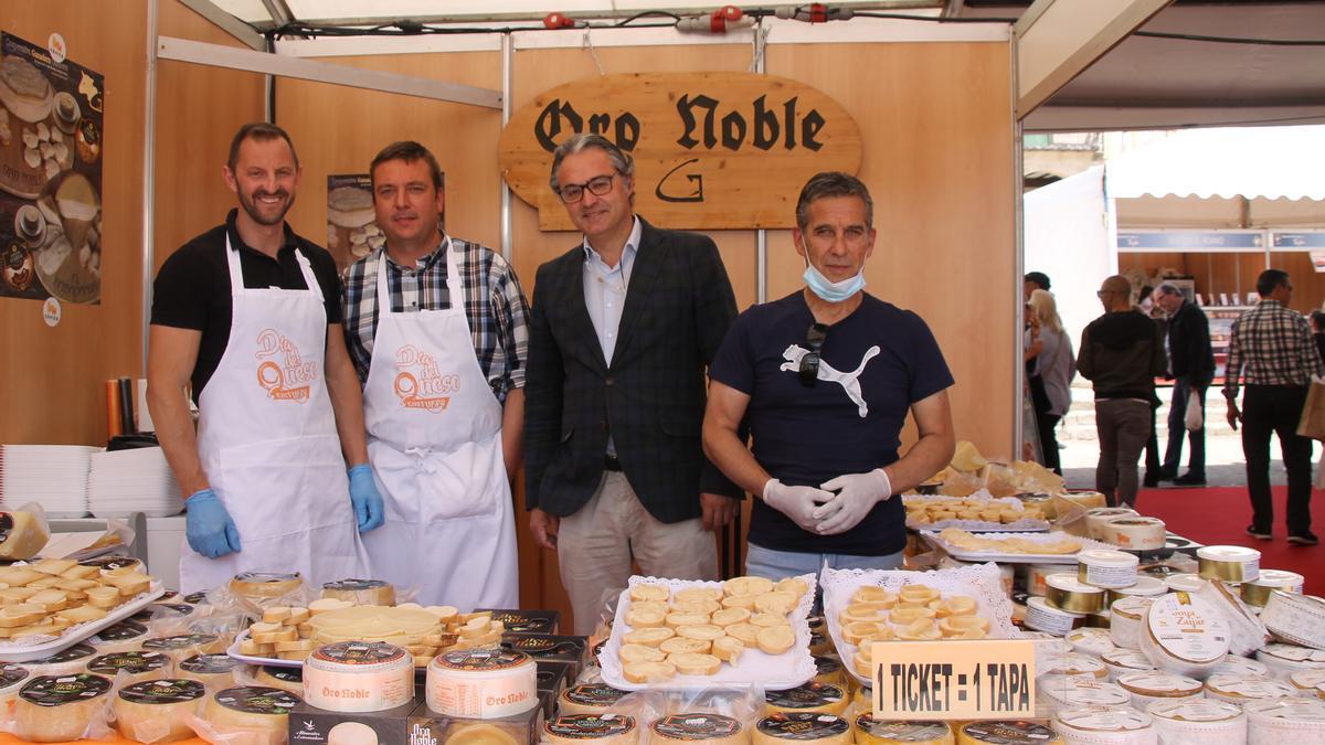 Francisco Jiménez, gerente de Covica, con otros compañeros de la cooperativa, en el estand de Trujillo.