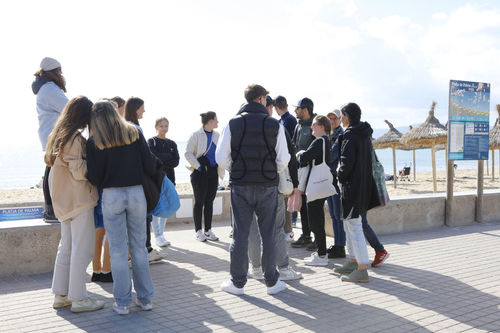 Volle Cafés, gezügelte Schinkenstraße: So sieht es an der Playa de Palma vor Ostern auf Mallorca aus