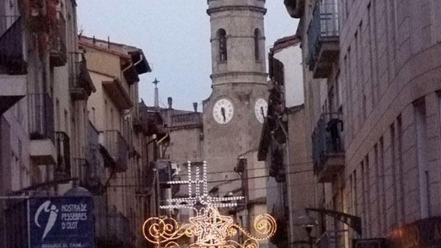 El campanar de Sant Esteve sense llums ahir al capvespre.