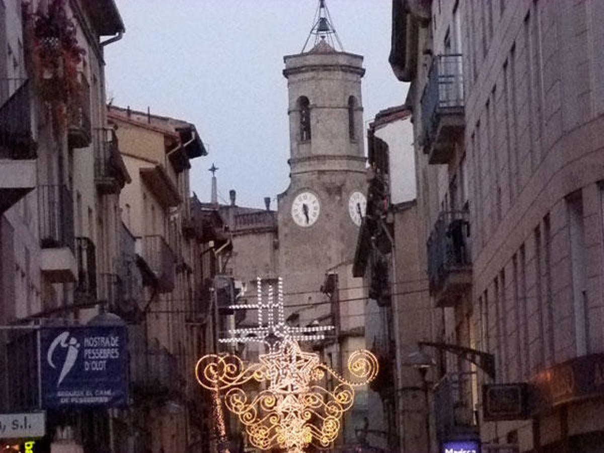 El campanar de Sant Esteve sense llums ahir al capvespre.