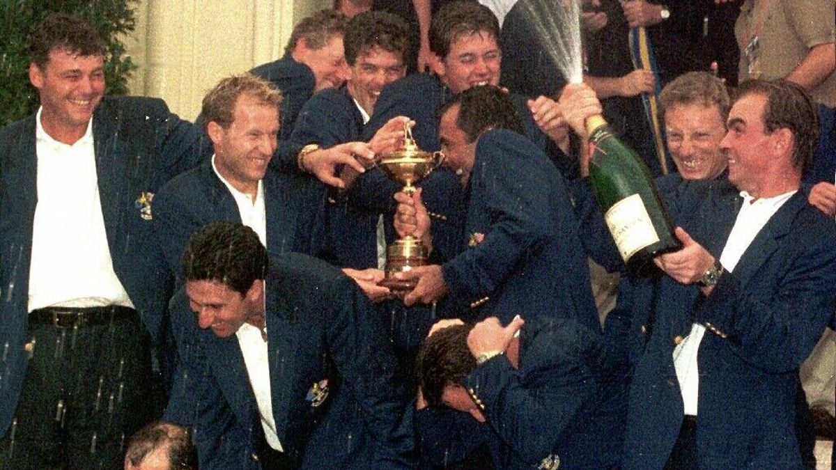la selección de Europa celebra con champán la conquista de la Ryder Cup de 1997 en Valderrama.