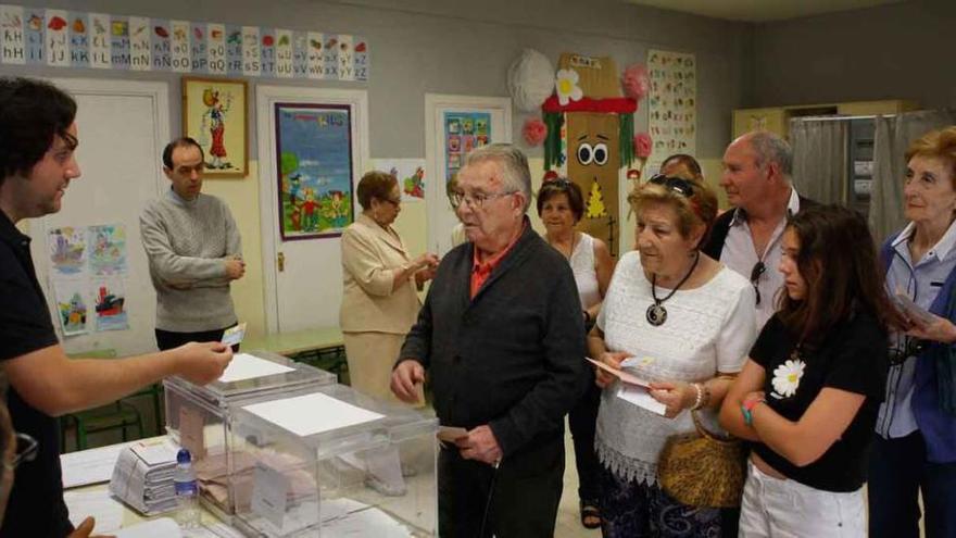 Ciudadanos ejercen su derecho a voto durante el pasado domingo en la capital.