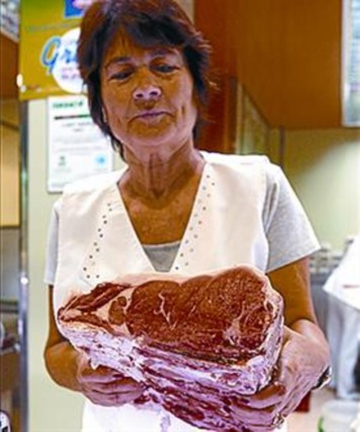 Vicky Fajardo mostra la carn de l’entrecot.
