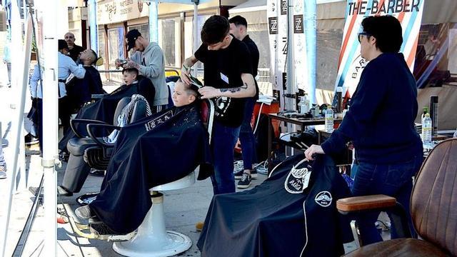 Dos jóvenes clientes de ´Barberos Solidarios´.