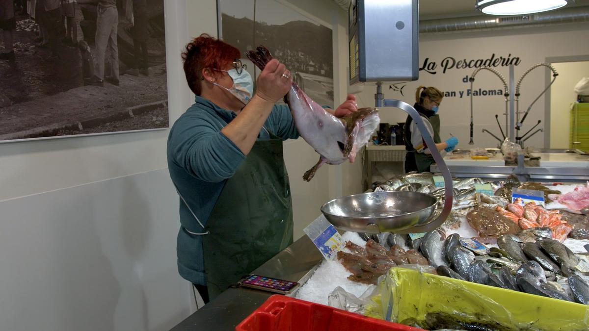 Paloma Fornos, traballando na súa peixería.