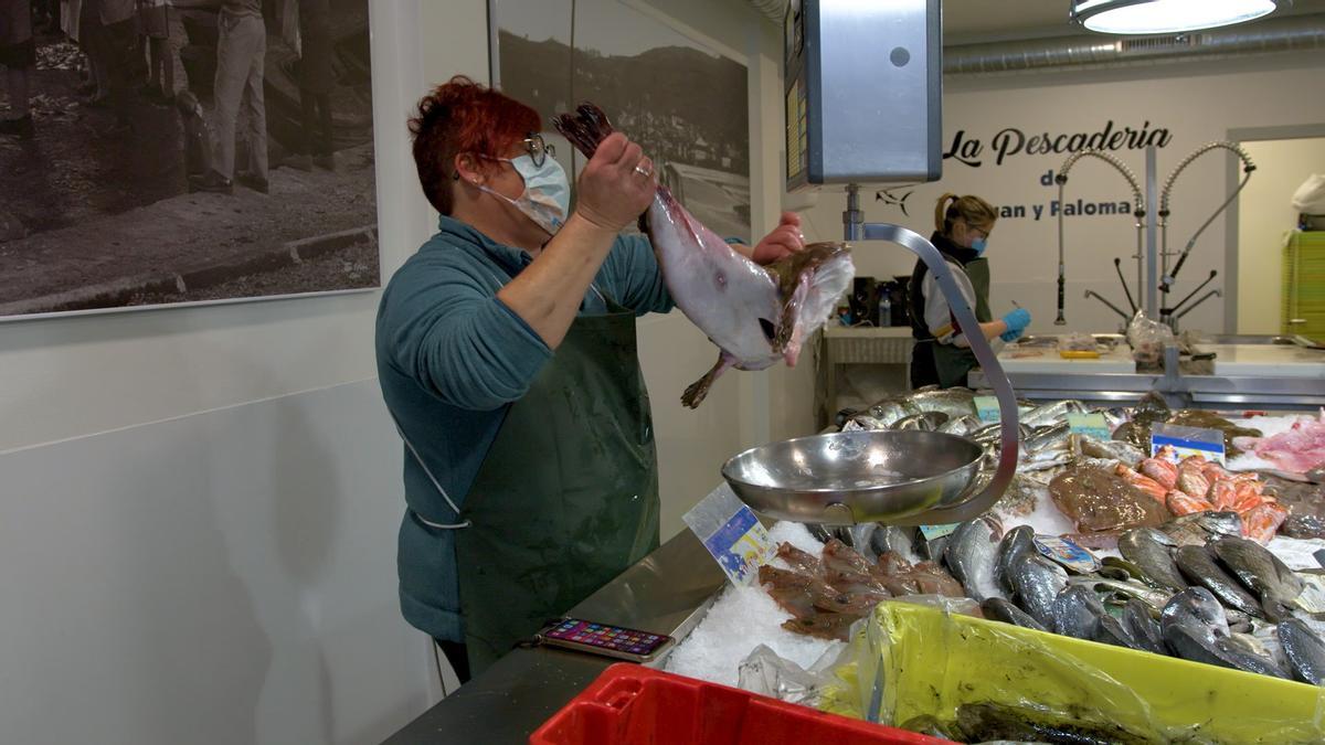 Paloma Fornos, traballando na súa peixería